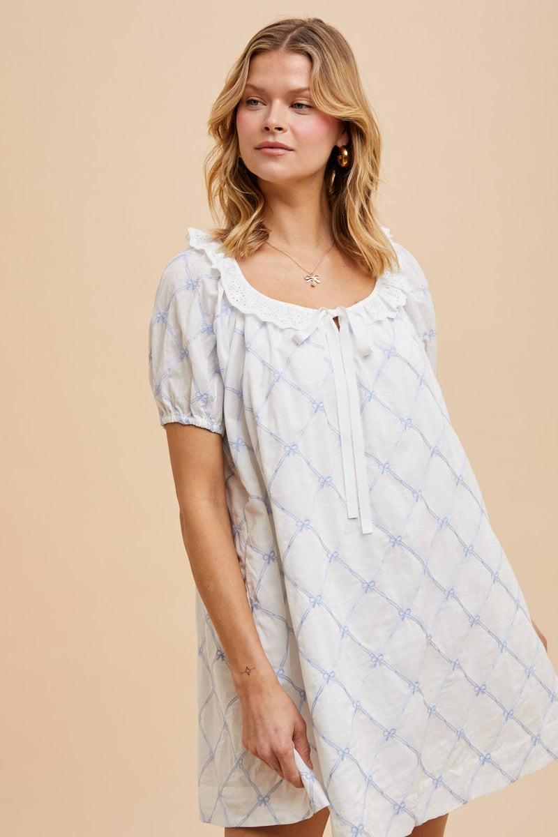 EMBROIDERED LACE SHIFT MINI DRESS: OFF WHITE