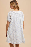 EMBROIDERED LACE SHIFT MINI DRESS: OFF WHITE