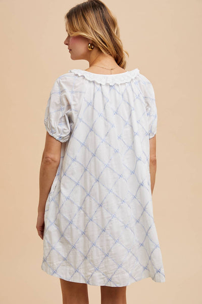 EMBROIDERED LACE SHIFT MINI DRESS: OFF WHITE